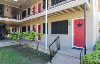 Colonial Apartments in Garland, TX - Building Photo - Building Photo