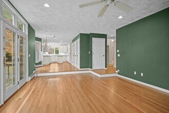 15 Jacobs Point Rd in Warren, RI - Building Photo - Building Photo