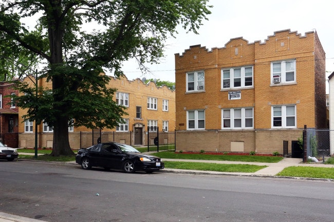 1042 N Leamington Ave in Chicago, IL - Building Photo - Building Photo