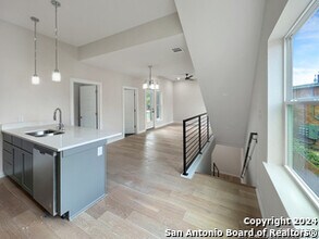 100 Lewis St in San Antonio, TX - Building Photo - Building Photo