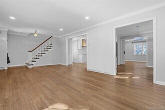 136 Johnson Rd in Scarsdale, NY - Building Photo - Building Photo