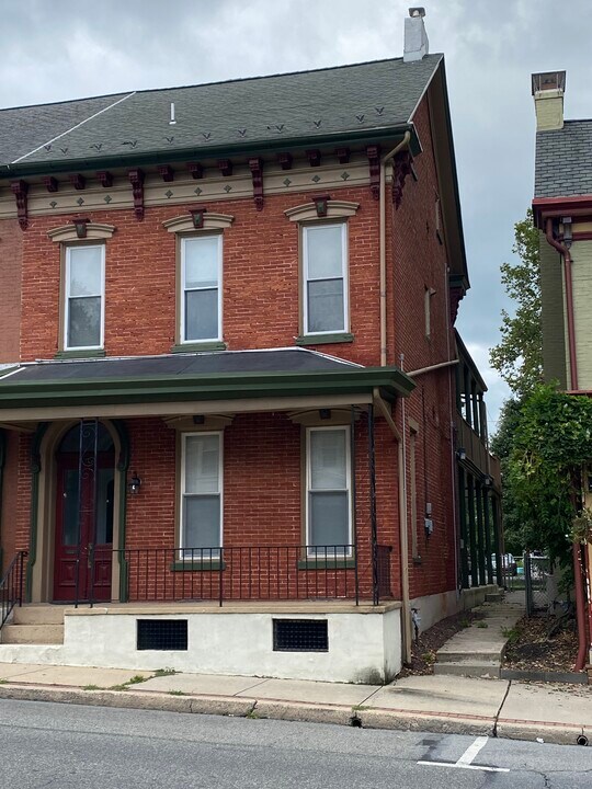 403 W Main St in Kutztown, PA - Building Photo