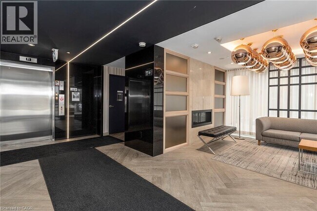 150 Sabina Dr in Oakville, ON - Building Photo - Building Photo