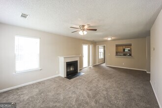 6117 Hickory Ln Dr in Union City, GA - Building Photo - Building Photo