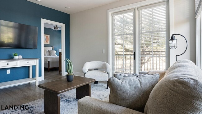 300 E Broad St, Unit 235 in Savannah, GA - Foto de edificio - Building Photo