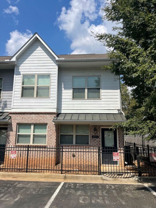 2042 Bolton Rd NW in Atlanta, GA - Building Photo