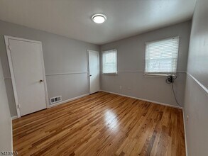 17 Daka Ct in Bloomfield, NJ - Building Photo - Building Photo