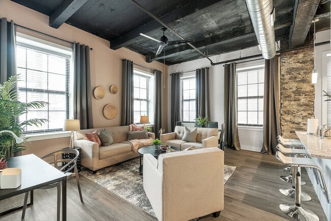 212 W Roberts Ave