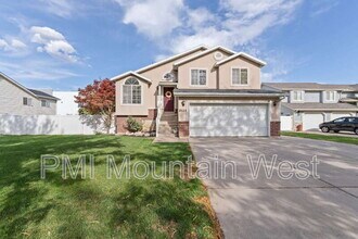 2533 S 1400 W in Woods Cross, UT - Foto de edificio - Building Photo