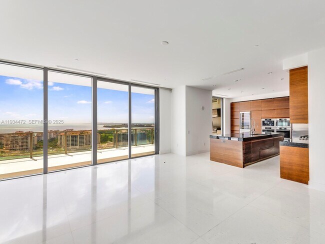 800 South Pointe Dr in Miami Beach, FL - Building Photo - Building Photo