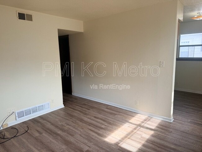 102 E Sunrise Dr in Belton, MO - Building Photo - Building Photo