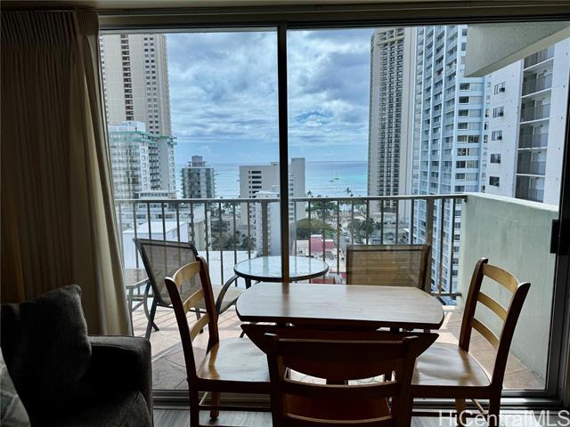 2440 Kuhio Ave. in Honolulu, HI - Building Photo