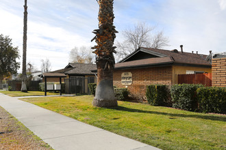 Villa La Paz in Hemet, CA - Foto de edificio - Building Photo