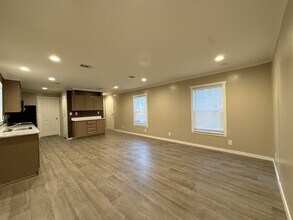 118 E Semands St in Conroe, TX - Foto de edificio - Building Photo