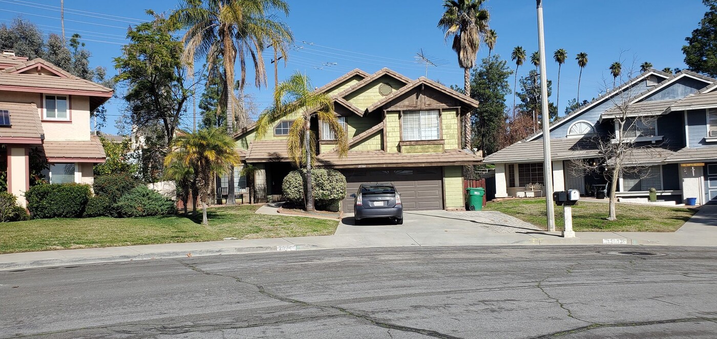 25744 Palm Shadows Dr in Moreno Valley, CA - Building Photo