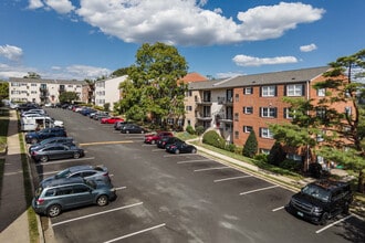 Mayflower Square in Alexandria, VA - Foto de edificio - Building Photo