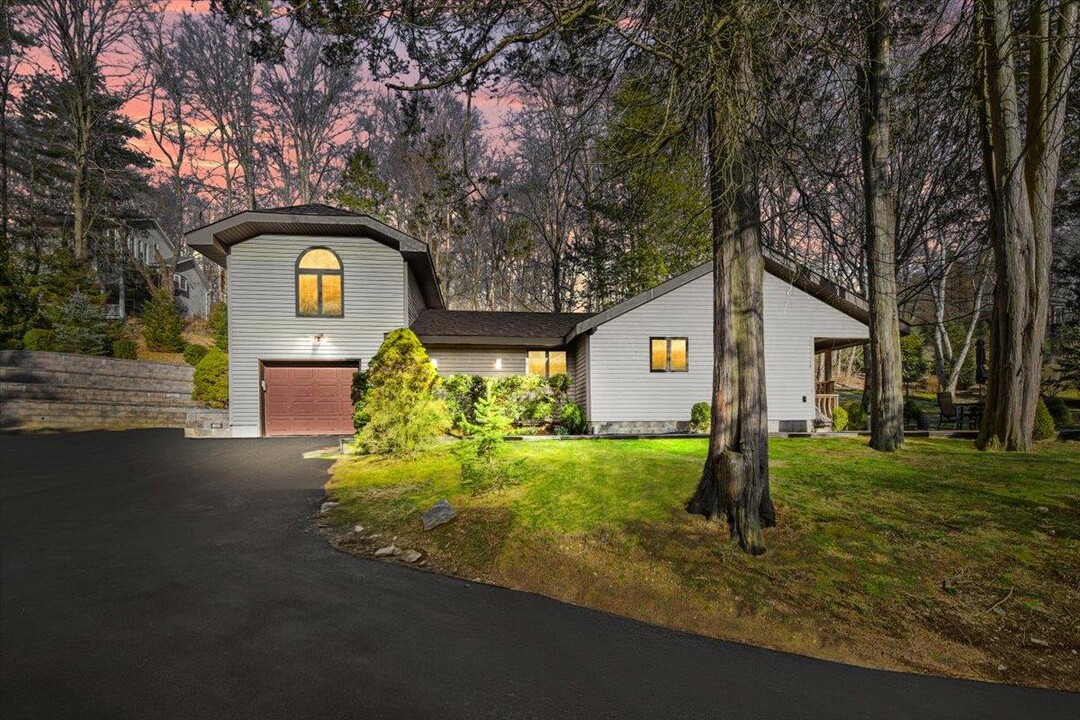 16 Faraway Rd in Armonk, NY - Building Photo