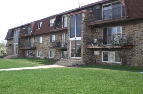 2440 Leslie Ln in Hanover Park, IL - Building Photo - Building Photo