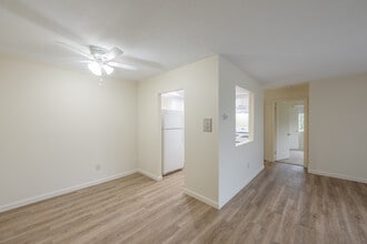 Parkway Apartments in Riverside, RI - Foto de edificio - Interior Photo