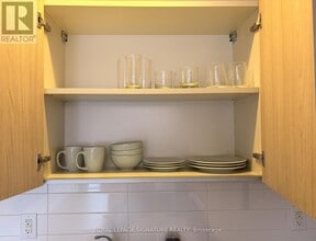 335 College St in Toronto, ON - Building Photo - Building Photo