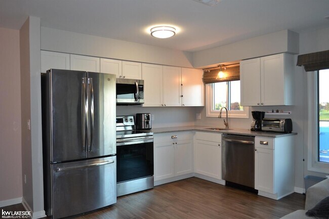 101 Country Club Dr, Unit 84 in St. Clair Shores, MI - Building Photo - Building Photo