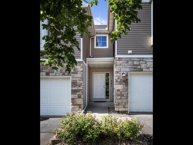 501 Stonewood Ln in Burnsville, MN - Building Photo - Building Photo