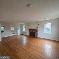 8 Mannakee St in Rockville, MD - Building Photo