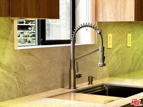 1146 Hacienda Pl in West Hollywood, CA - Foto de edificio - Building Photo