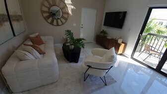 923 E 28th St, Unit B23 in Hialeah, FL - Building Photo