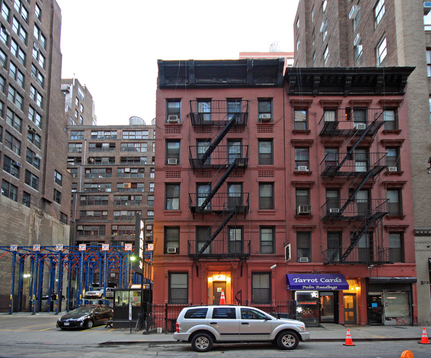 332 W 37th St in New York, NY - Building Photo