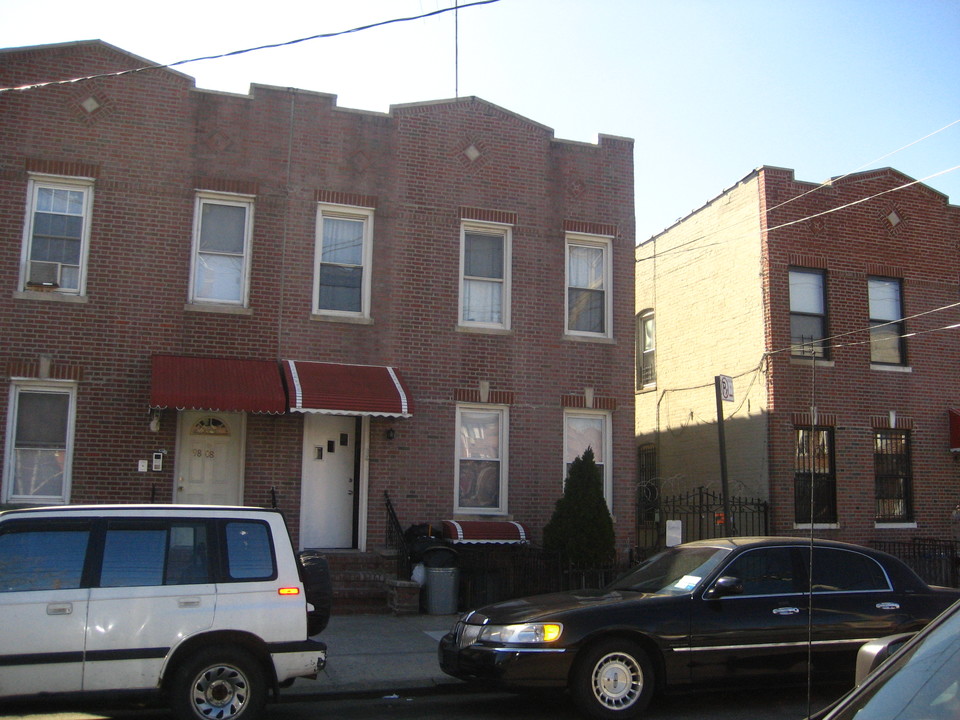 98-06 41st Ave in Flushing, NY - Foto de edificio