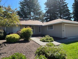 6589 Meadowridge Dr in Santa Rosa, CA - Building Photo