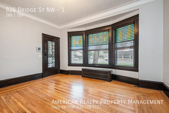 828 Bridge St NW in Grand Rapids, MI - Foto de edificio - Building Photo