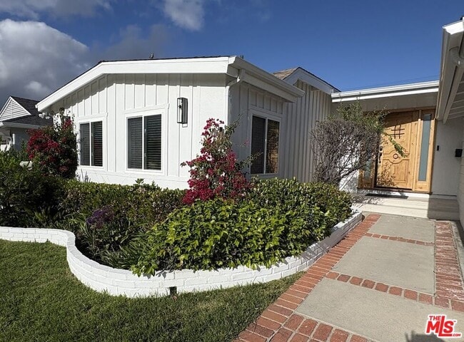 5826 Ostrom Ave in Los Angeles, CA - Building Photo - Building Photo