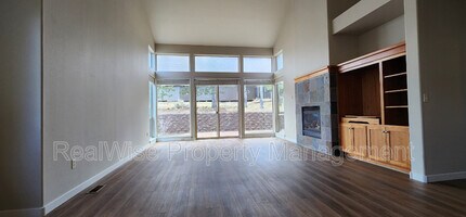 1445 Highland Vw in Redmond, OR - Building Photo - Building Photo