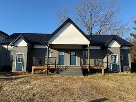 408 E King St in Bedford, VA - Building Photo