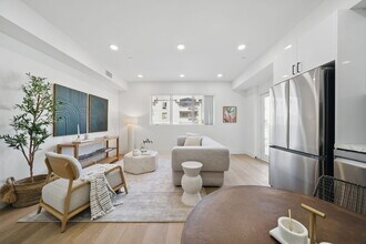 212 N Mariposa Ave in Los Angeles, CA - Building Photo - Building Photo