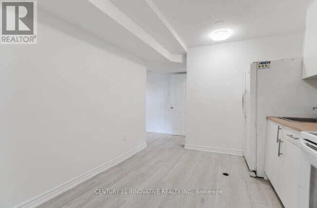 402 Brimorton Dr in Toronto, ON - Building Photo - Building Photo