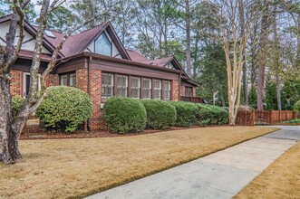 1079 Clifton Rd N E in Atlanta, GA - Foto de edificio - Building Photo