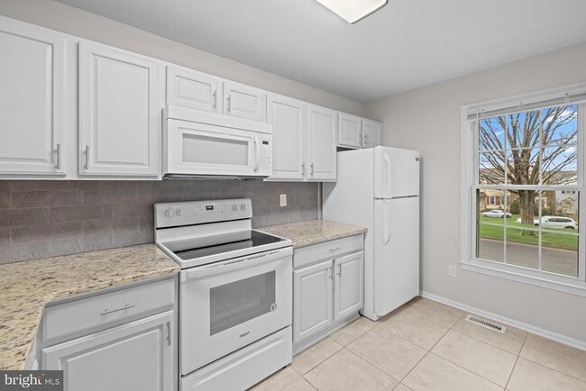 8640 Dellway Ln in Vienna, VA - Building Photo - Building Photo