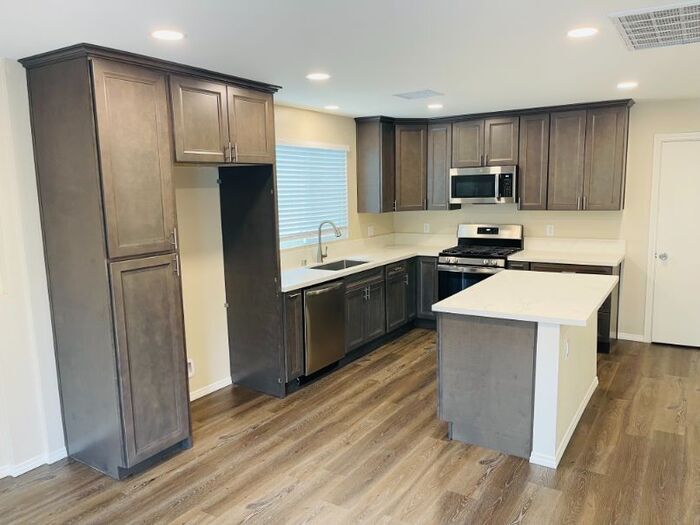 3823 Robinhood Ln in Vista, CA - Building Photo