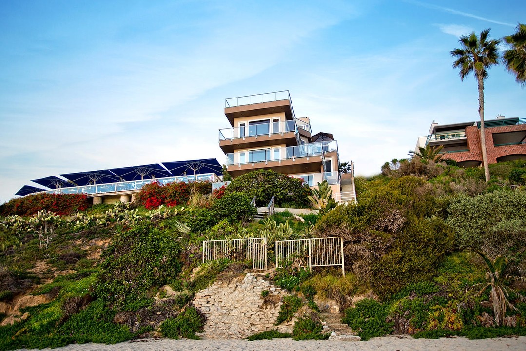 Main Beach Estate in Laguna Beach, CA - Foto de edificio