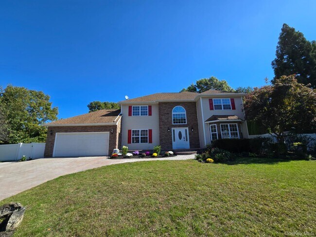 14 Adamson St in Selden, NY - Building Photo - Building Photo