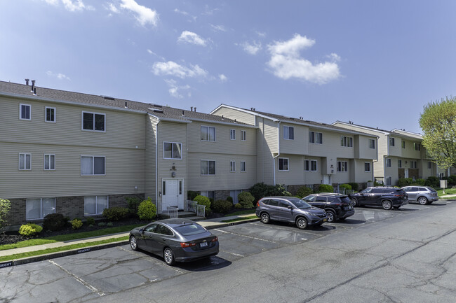 Sussex at Gramercy Park in Nanuet, NY - Building Photo - Building Photo