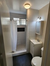 8346 W Manchester Ave, Unit 3 in Los Angeles, CA - Foto de edificio - Building Photo