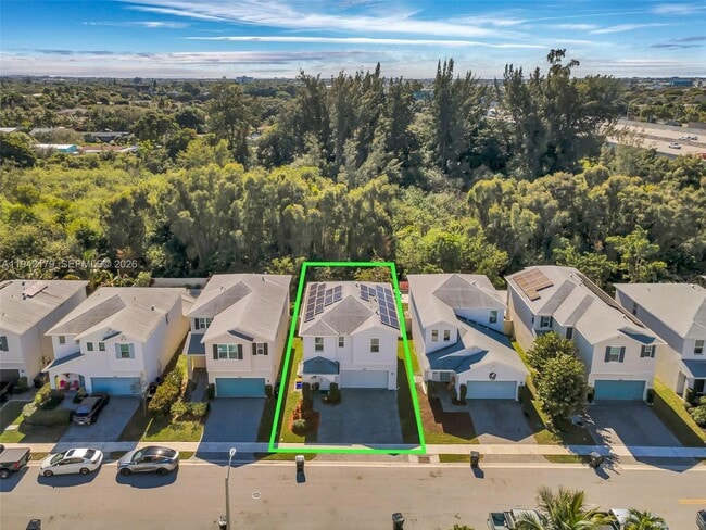 1827 Lake Cove Dr in Lake Worth Beach, FL - Building Photo - Building Photo