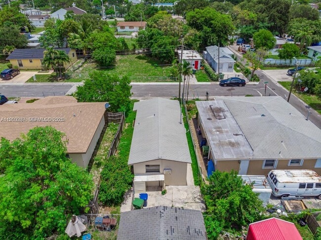 805 NW 3rd Terrace in Hallandale Beach, FL - Building Photo - Building Photo