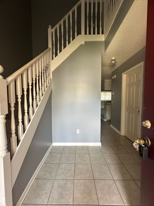 105 S Spring View Dr in Enterprise, AL - Foto de edificio - Building Photo