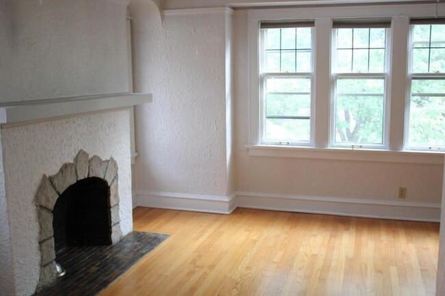 1614 E Newton Ave in Shorewood, WI - Building Photo - Building Photo