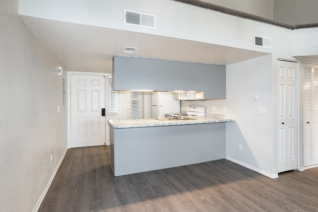 Dover Commons Apartments in Lakewood, CO - Foto de edificio - Building Photo